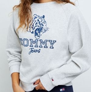 TOMMY JEANS FLOCKED TIGER CREW SWEATSHIRT